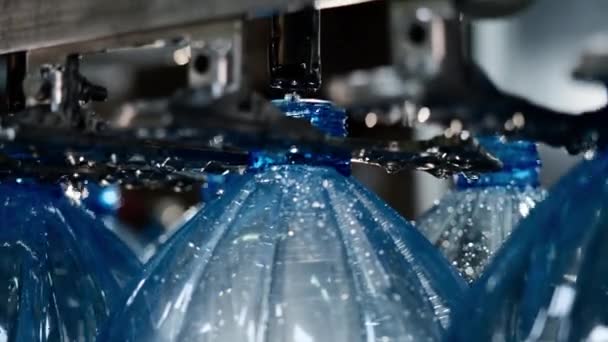 Fabbrica di contenitori in plastica. Macchina automatizzata per riempire bottiglie di plastica . — Video Stock