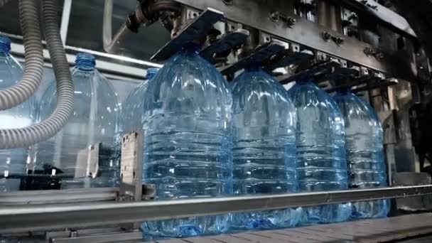 Ivóvíz gyártósor. Vízből készült műanyag palack. — Stock videók
