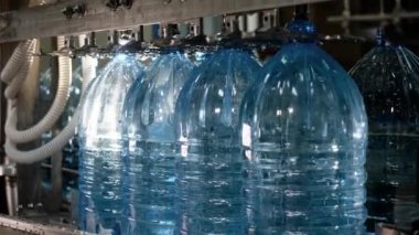Plastik Şişeleri Doldurmak için Endüstriyel Otomatik Makine.