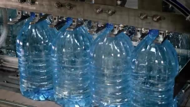 Máquina automatizada industrial para llenar botellas de plástico . — Vídeos de Stock