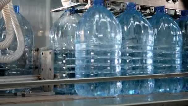 Industriële Geautomatiseerde Machine voor het vullen van plastic flessen. — Stockvideo