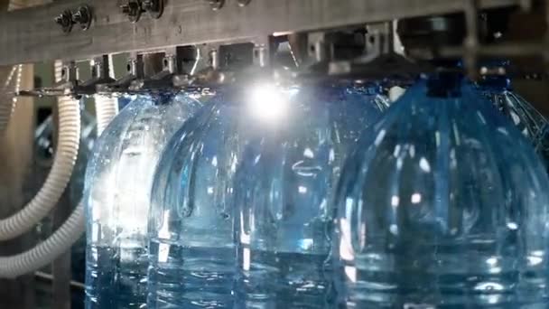 Εργοστάσιο πλαστικών δοχείων. Γραμμή παραγωγής πόσιμου νερού. — Αρχείο Βίντεο