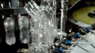 Şişeleri doldurmak için ekipman. Plastik kapların Taşıyıcı TaşımacısıName.