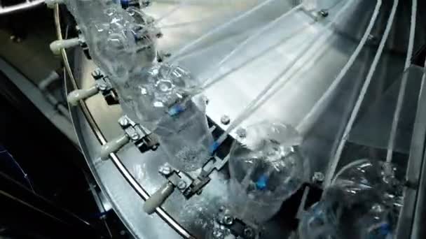 Fabbrica di bottiglie di plastica. Attrezzature per il riempimento di bottiglie pre-sterilizzate . — Video Stock