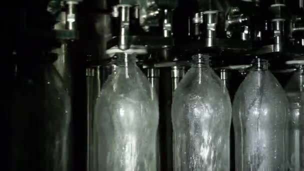Промислова автоматизована машина для наповнення пластикових пляшок . — стокове відео