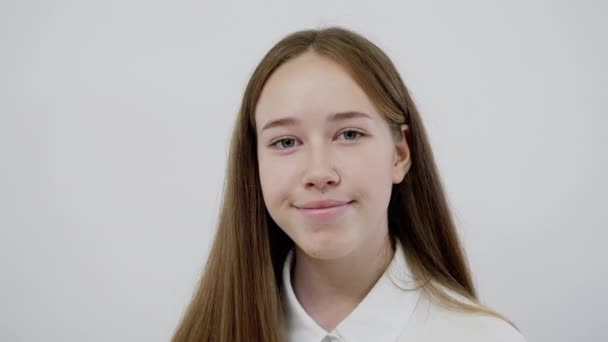 Portrét šťastné dospívající dívky. Veselá mladá dívka s pohledem na kamery detailní záběr. — Stock video