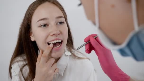 Dentista examina cavidade oral do paciente usando ferramentas dentárias, mão enluvada closeup — Vídeo de Stock