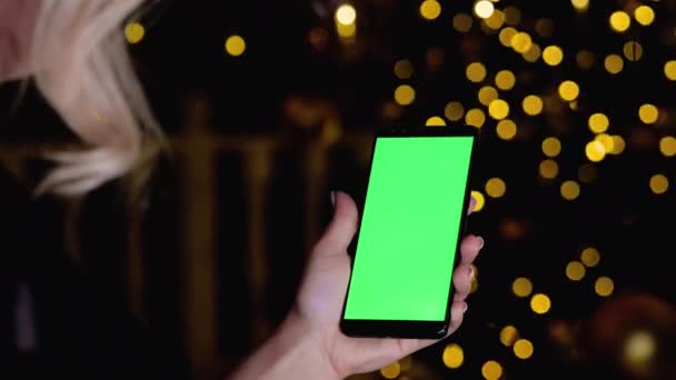 Mano femenina sostiene el teléfono móvil con cromakey vertical pantalla verde maqueta pov — Vídeos de Stock