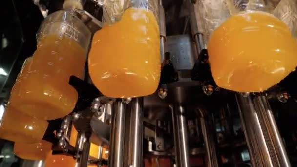 Geautomatiseerde productie en botteling dranken op transportband lijn van industriële fabriek — Stockvideo