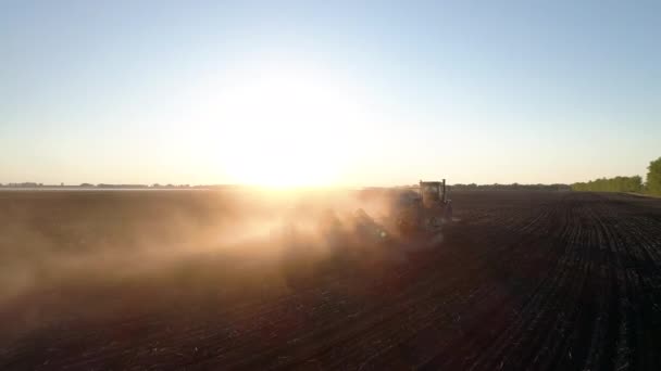 Kırsal alan tarım ekipmanları veya traktör ile gün batımı tarlasında, doğa çiftliği — Stok video