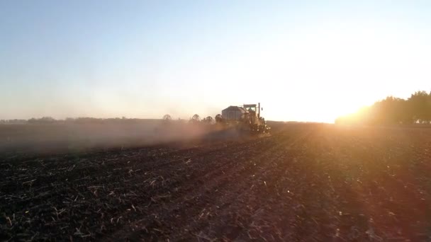 Landwirtschaft funktioniert mit Landmaschinen oder Traktoren bei Sonnenuntergang Feld, Naturbauernhof — Stockvideo