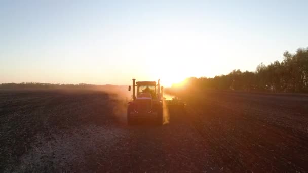 Säsongsarbete på landsbygden, odla mark på traktor på åkermark efter jordbrukare — Stockvideo