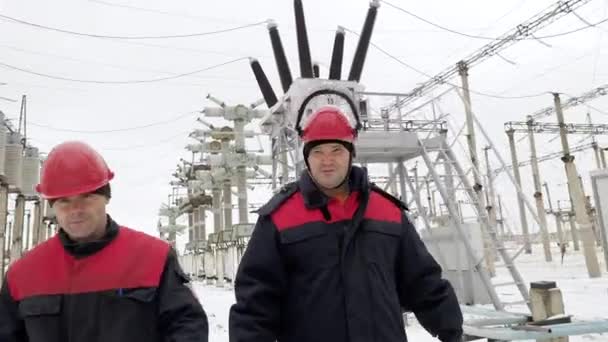 Tunga industriarbetare planerar elarbeten, promenerar kraftverk, pratar teknik — Stockvideo