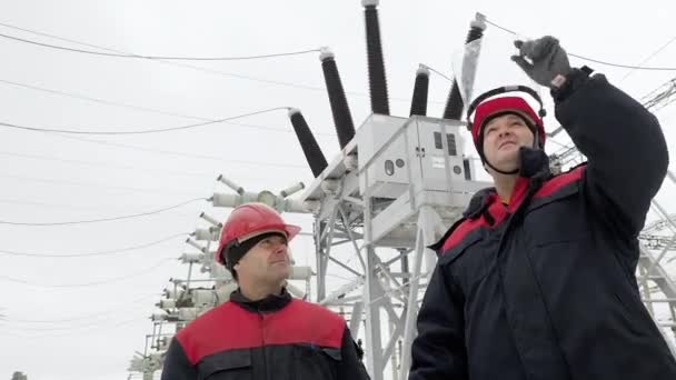 Ağır endüstri mühendisleri elektrik işi planlıyor, jest yapıyor, mühendisliği tartışıyor — Stok video