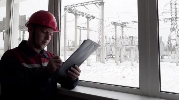 Plano profissional do trabalhador da indústria de energia das obras industriais da instalação elétrica — Vídeo de Stock