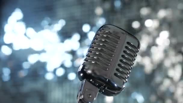 Концертный винтажный микрофон на сцене ночного клуба, объект для занятий образом жизни — стоковое видео