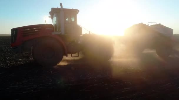 Jordbruksarbete på landsbygden vid industrijordbruk efter industrimaskin — Stockvideo