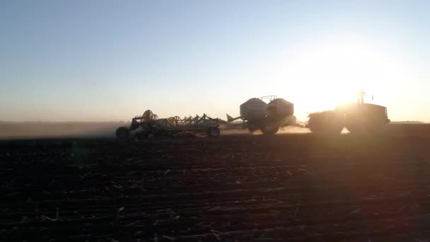 Travaux de l'industrie dans le domaine agricole à la ferme rurale par machine industrielle agricole — Video