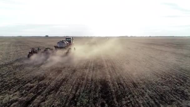 Industrie travail agricole par tracteur, machine rurale sur le terrain agricole, terres agricoles 