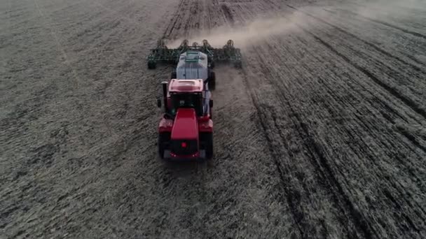 Travaux agricoles par tracteur ou machine agricole sur ferme rurale, champ d'activité — Video