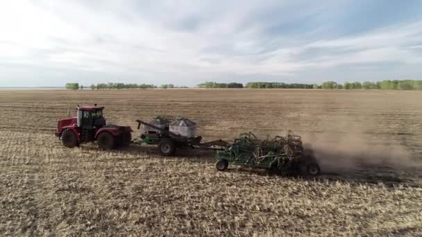 Промисловість працює на сільських землях на фермерському полі, сільськогосподарській машині, тракторі — стокове відео