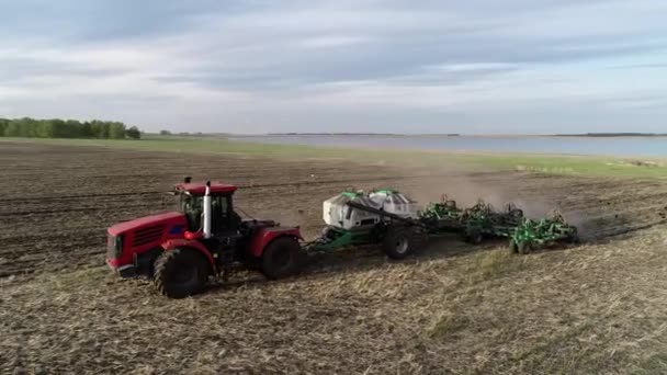 Indústria do trabalho terra rural no campo de exploração agrícola por trator máquina agrícola — Vídeo de Stock