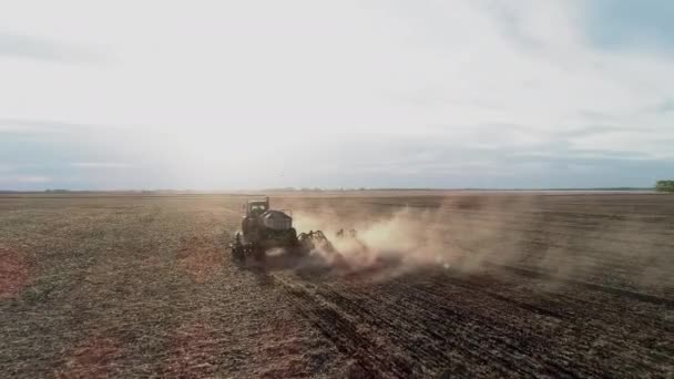 Průmyslové venkovské práce, obdělávané pole zemědělským zařízením na přírodní farmě — Stock video
