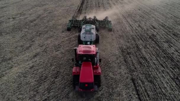 Vue aérienne de l'industrie agricole au travail rural sur les terres agricoles agricoles à la machine — Video