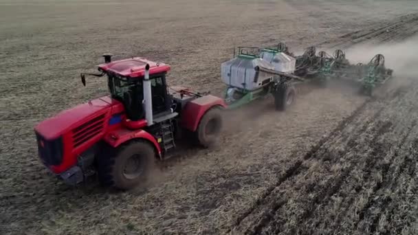 Luchtfoto van de seizoenarbeid in de landbouw per industriële machine — Stockvideo