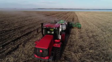 Tarım, tarım ve tarım alanında kırsal alanda çalışan traktör veya tarım endüstrisi makinesi
