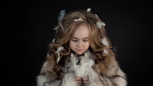 Retrato de la sonrisa niña posa, mira cámara, belleza infantil moda niño modelo — Vídeo de stock