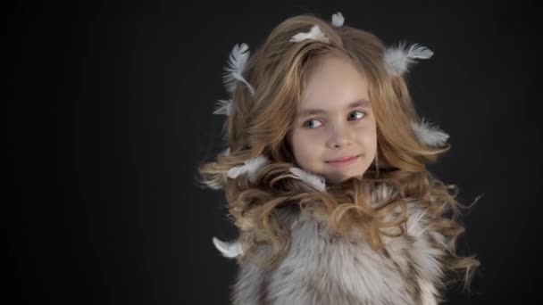 Uśmiechnięta dziewczynka wygląda aparat fotograficzny w studio, piękny modny model cute kid — Wideo stockowe