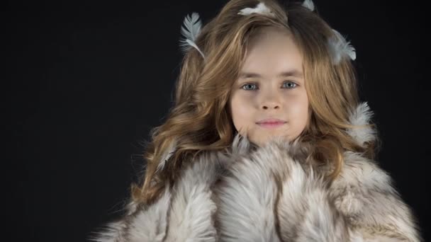 Bellezza moda bambina bella faccia alla ricerca della fotocamera, elegante modello di bambino pone — Video Stock