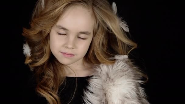 Retrato niña seria, cara bonita expresión de belleza moda niño modelo — Vídeo de stock