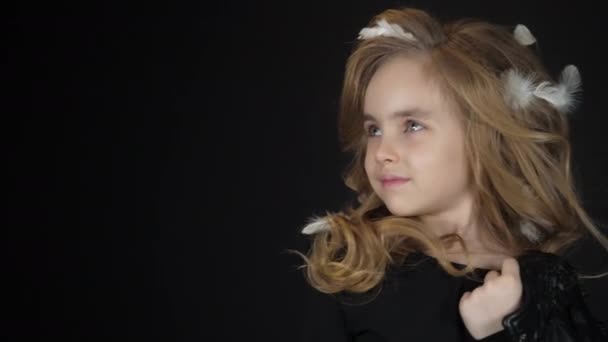 Портрет красоты улыбка маленькая девочка ребенок смотреть фотоаппарат симпатичный ребенок модель — стоковое видео