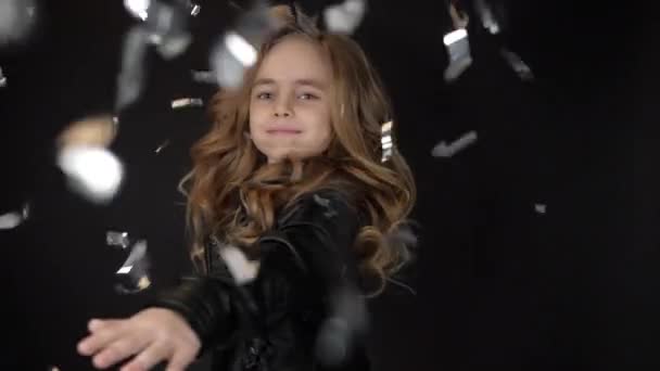 Bailando niña sonriente en la lluvia de confeti, disfrutar de emociones en vivo de niño emocionado — Vídeos de Stock