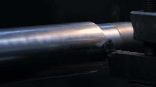 Metalik torna makinesindeki çelik kesme işlemi, üretim için tesis — Stok video