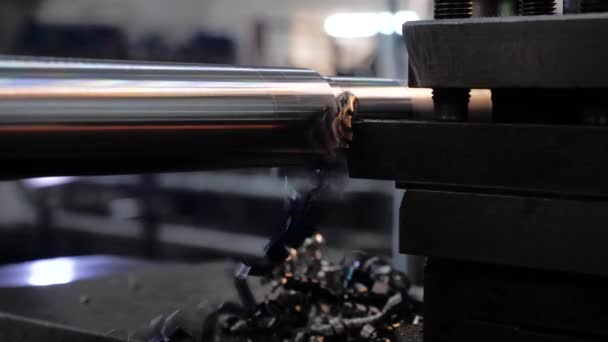 Processo de corte automático de metal na máquina de torno de produção de fábrica, indústria pesada — Vídeo de Stock