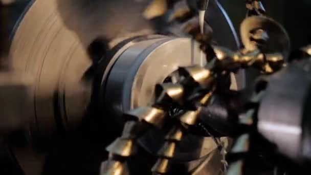 製造工場ライン上の産業機械の切断金属の自動プロセス — ストック動画