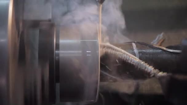 Corte de metal por máquina de torno, processamento automático para fabricação na linha de fábrica — Vídeo de Stock