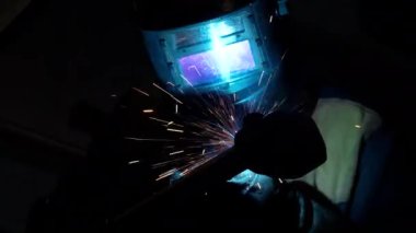 Fabrika hattında kaynak aleti kullanan bir zanaatkarın imalatı.