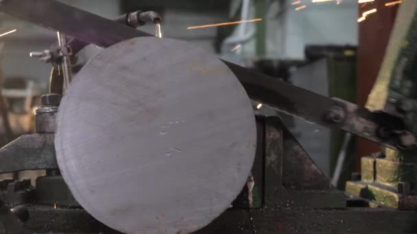 Εξοπλισμός εργασίας περικοπών χάλυβα στη βιομηχανία κατασκευής, πριόνι λεπτομέρεια σιδήρου, μεταλλικό μέρος — Αρχείο Βίντεο
