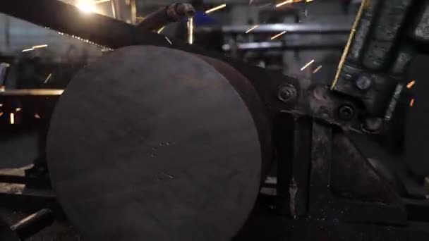 Metal parçalarını imalat üzerine ekipmanla kesmek ağır sanayinin fabrika hattını oluşturur. — Stok video