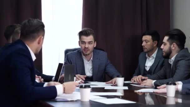 Reunión de hombres de negocios aplaudiendo acuerdo resultado éxito en conferencia en sala de juntas — Vídeos de Stock