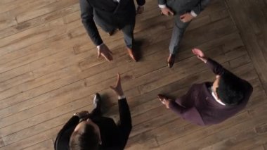 Konuşan iş adamlarının el sıkışması, buluşma yerinde ortaklar tartışması.