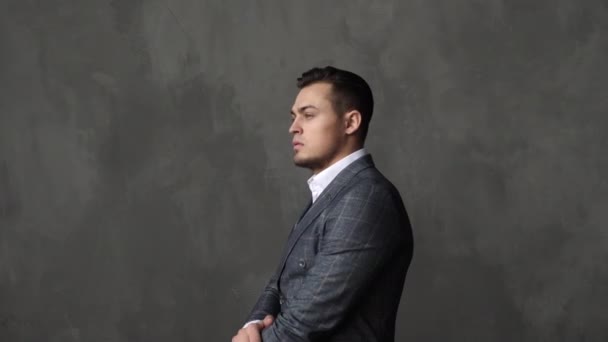 Retrato de confianza de un hombre guapo serio en traje de negocios, ejecutivo de éxito — Vídeo de stock