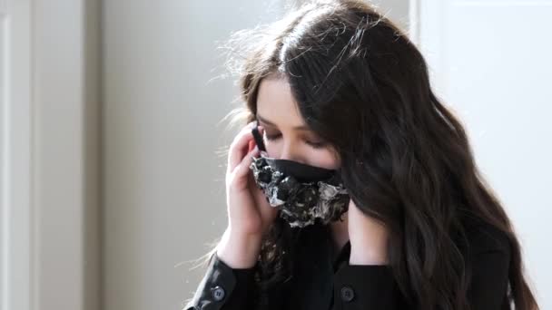 Красивая молодая счастливая девушка надевает маску из цветов, дышит чистым воздухом — стоковое видео