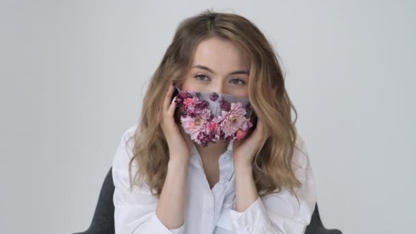 Mooi gelukkig jong meisje af te nemen masker van verse bloemen genieten van adem schone lucht — Stockvideo