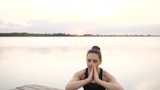 Nilüfer pozisyonunda oturmuş yoga meditasyon yapan yetişkin bir kadın, rahatla. — Stok video