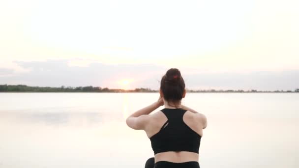 Frau macht Yoga namaste, Meditation sitzend in Lotusposition, genieße Körperentspannung — Stockvideo